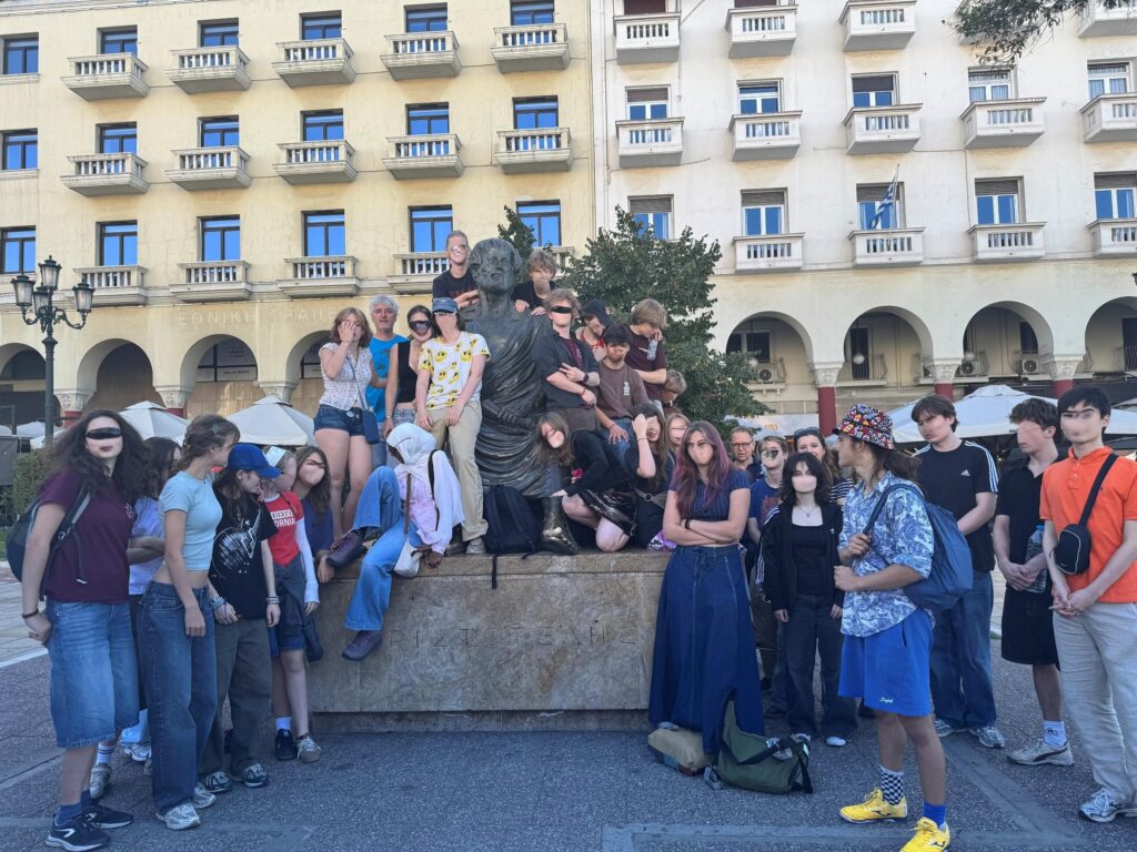 Cygnianen poseren met Aristoteles in Thessaloniki